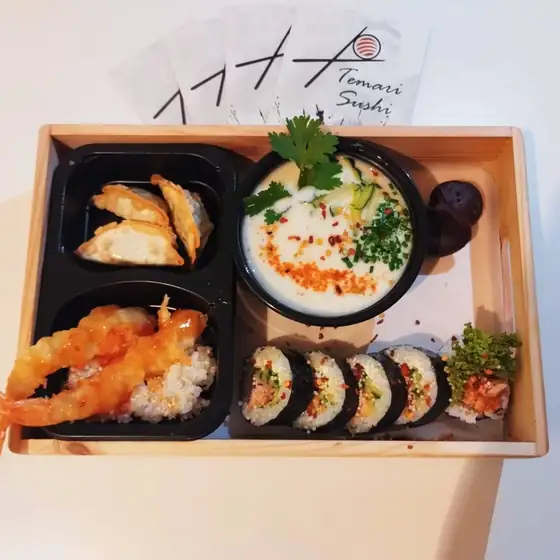 Bento z krewetkami w tempurze, gyoza i rolkami