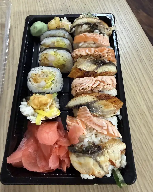 Taca z futomaki, rolkami z łososiem, imbirem i wasabi